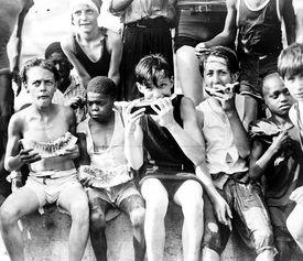 找到了吃瓜群众的人,见证时代变迁的旁观者